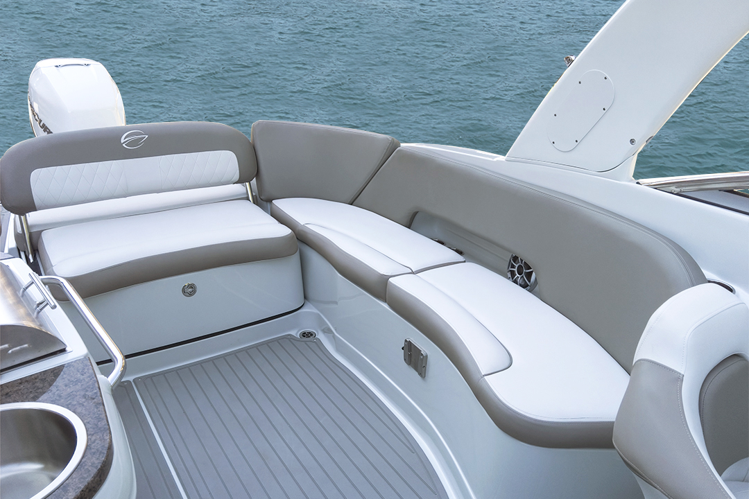crownline-boats-cross-sport-xs-e285xs-stern-seating